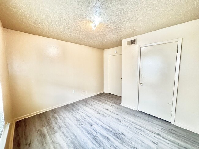 Building Photo - Three Bedroom Apartment with Spacious Dining and Living Area