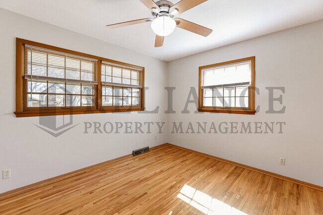 Building Photo - 935 N Valleyview St