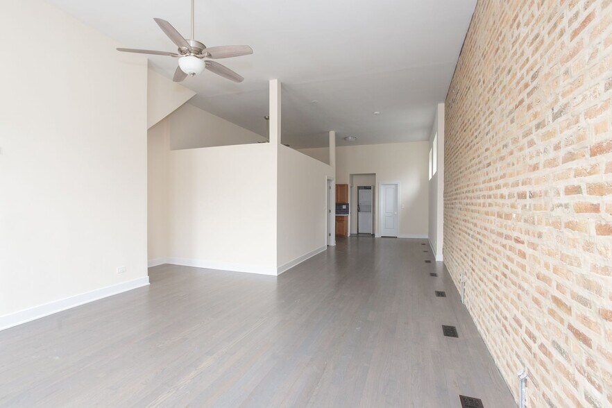 Building Photo - 2047 N Hoyne Ave