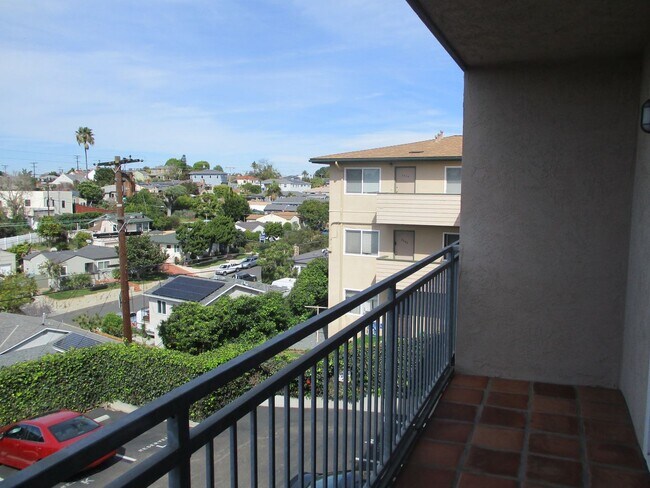 Building Photo - Desirable Pt Loma Fully Updated 1 BDR 1 BA Apartment.