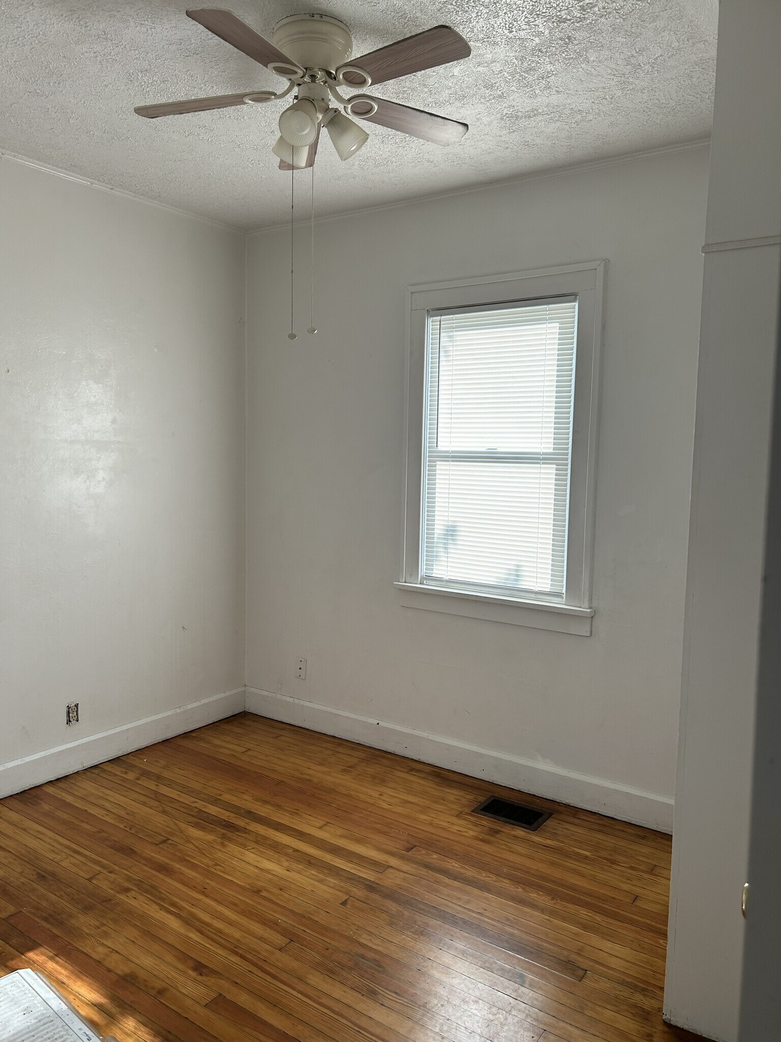 Building Photo - 1415 E 34th St