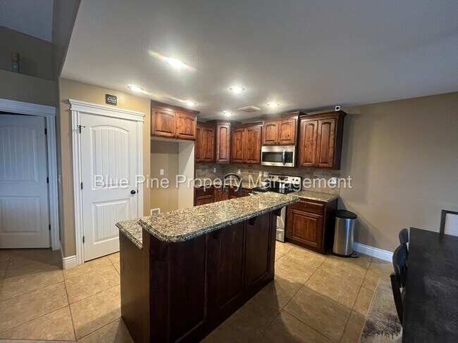 Building Photo - 2717 Mary Dr