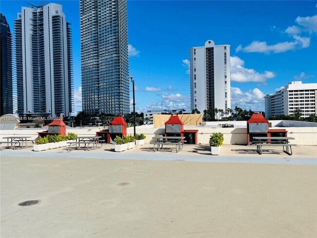 Building Photo - 17021 N Bay Rd