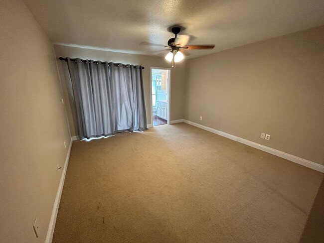 Building Photo - 3 bedroom 2 bathroom in central Visalia!