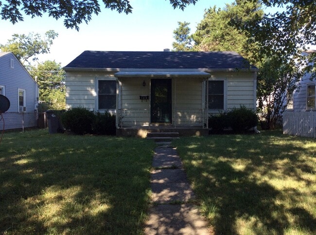 Building Photo - 2 BR bungalow near the Speedway