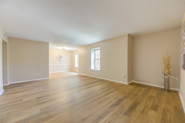 Building Photo - 351 N Post Oak Ln