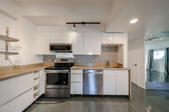 Building Photo - 353 E Thomas Rd