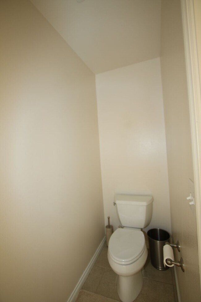 Building Photo - Lovely 4-Bedroom, 2.5-Bathroom Fully Furni...