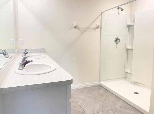 Building Photo - Beautiful 3/2 in Greystone Hills Gated Com...