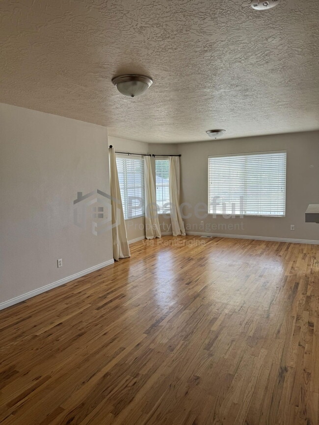 Building Photo - 1541 W Ln Ct