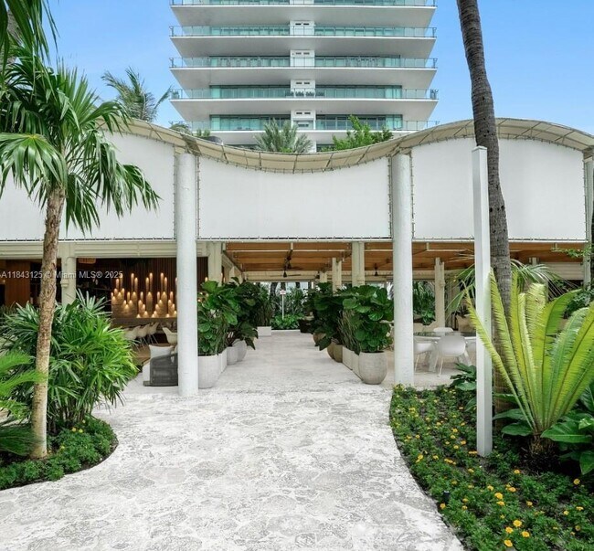 Building Photo - 1000 South Pointe Dr
