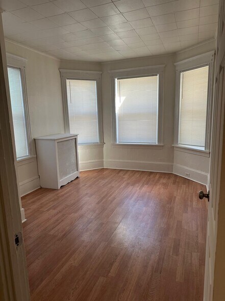 Building Photo - 89 Downs St