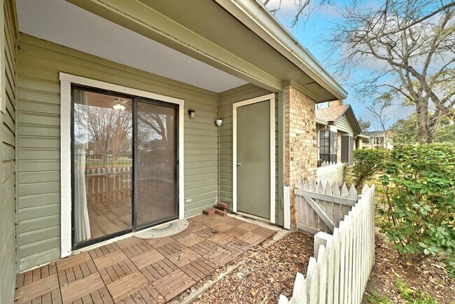 Building Photo - 1601 Faro Dr