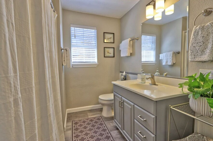 Bath 2 - 603 N Avenue N