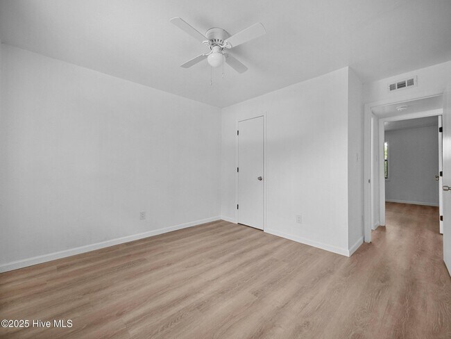 Building Photo - 110 Ravenwood Dr