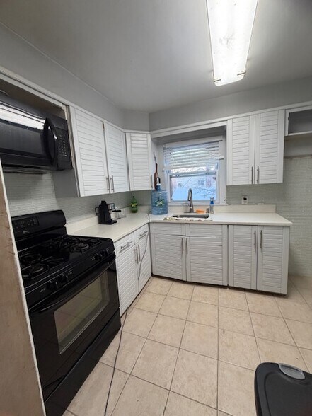 Building Photo - 175 Teaneck Rd