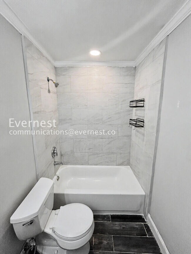 Building Photo - 1885 Shore Acres Blvd NE