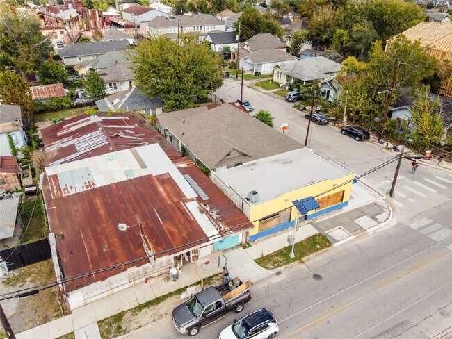 Building Photo - 2303 Chestnut St