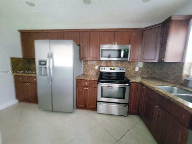 Building Photo - 1814 Oakmount Dr