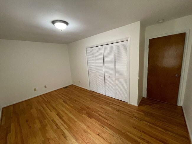 Building Photo - 3 bedroom 2 bath house available
