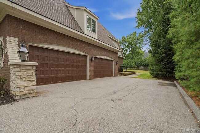Building Photo - 2707 Turtle Lk Dr