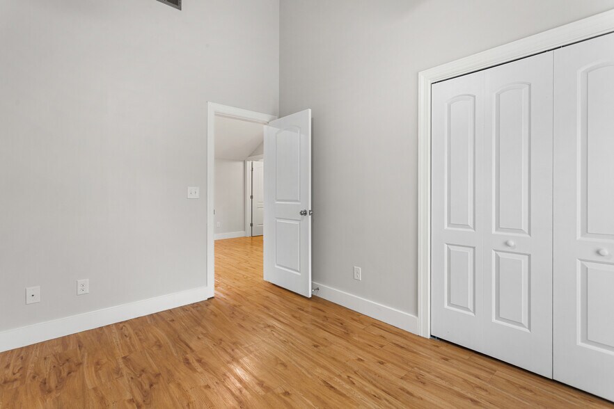 Building Photo - 901 E Haggard Ave
