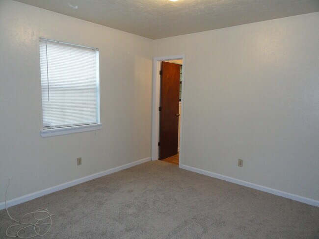 Building Photo - SPACIOUS 2/2 w/ Washer/Dryer (as-is), Sunroom, Fireplace, & More! Available March 1st for $1050/m...