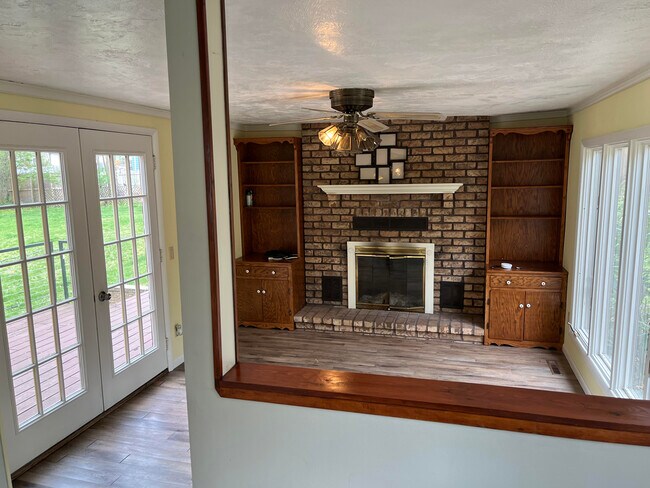 Building Photo - 806 Chateau Dr