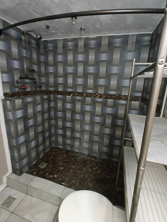 Building Photo - HOLIDAY SPECIAL-One Month FREE with 12 Mon...