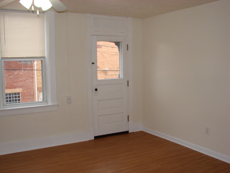 Building Photo - 721 Main St