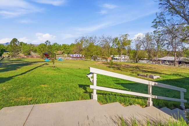 Building Photo - $1,540.95- 1 Bed, 1 Bath Lofted Apartment in Lakewood with Central AC!
