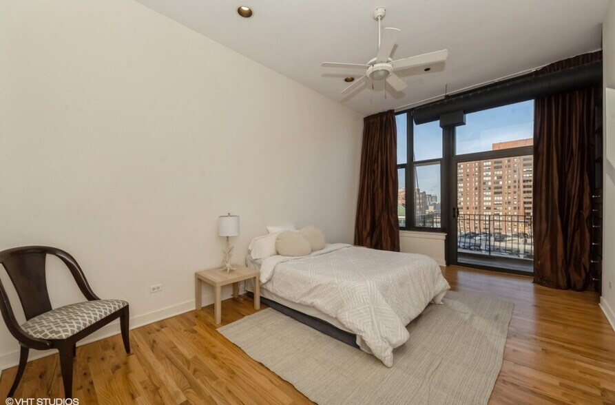 Primary bedroom, king bed fits easily - 333 W Hubbard St
