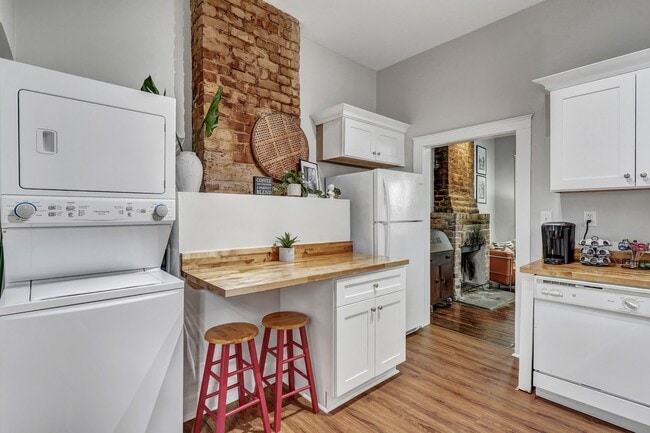 Building Photo - 305 W Waldburg Ln