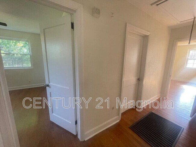 Building Photo - 105 Nut Grove Dr