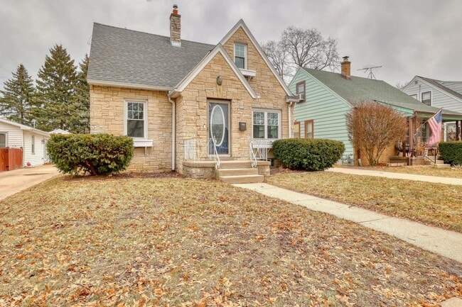 Building Photo - 122 S 77th St