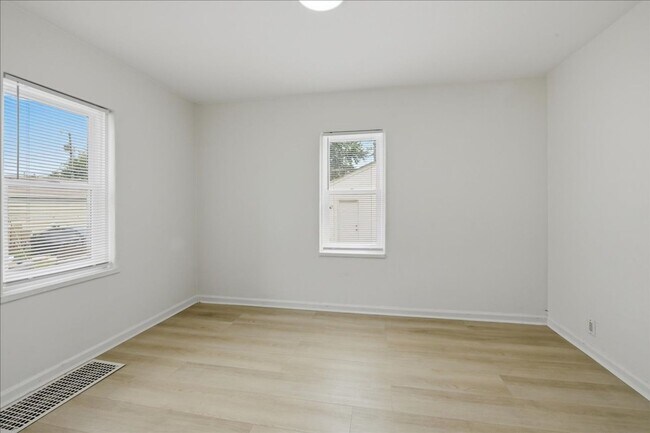 Building Photo - 1511-1511 N Chester Ave
