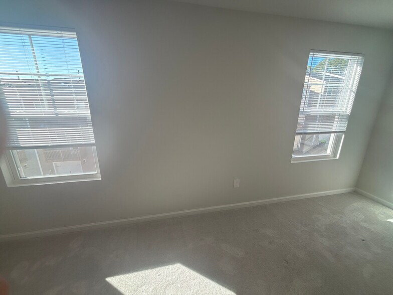 Building Photo - Room in Townhome on Hemlock Cone Wy