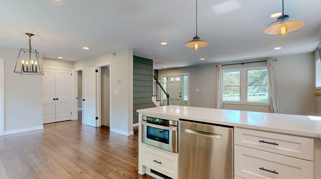 Building Photo - Updated Cape-Style Home Near Sherwood & Si...