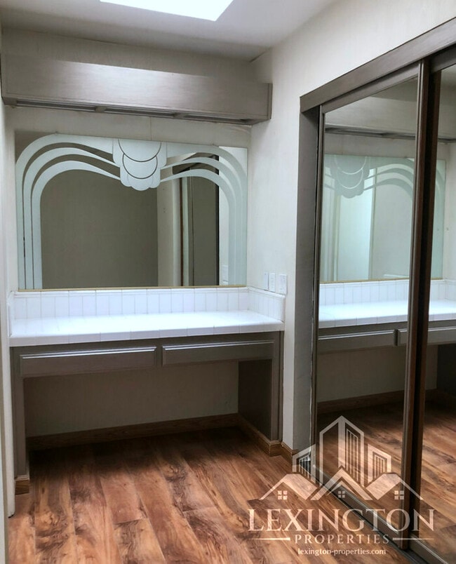 Building Photo - Wonderful, 3BD/2.5BA Home + Loft, in Oak C...