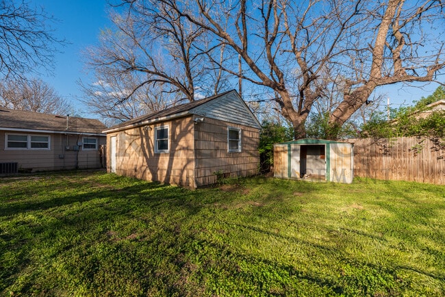 Building Photo - 1621 E Jump St