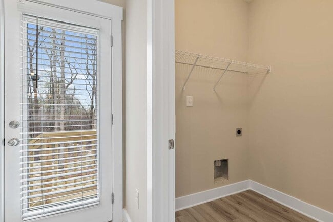 Building Photo - MUST SEE !! 2 Bedroom/2 Bath end unit avai...