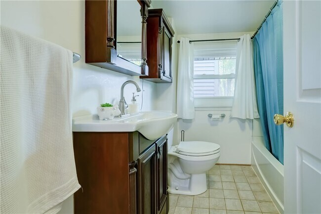 Building Photo - 984 Danby Dr