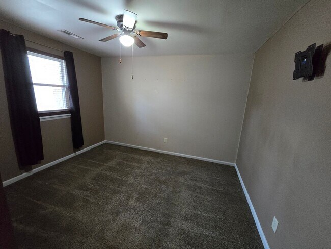 Building Photo - Charming Cottage Living in a Convenient Location