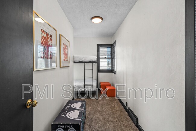 Building Photo - 1303 S Center Ave