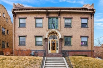 Building Photo - 975 N Washington St