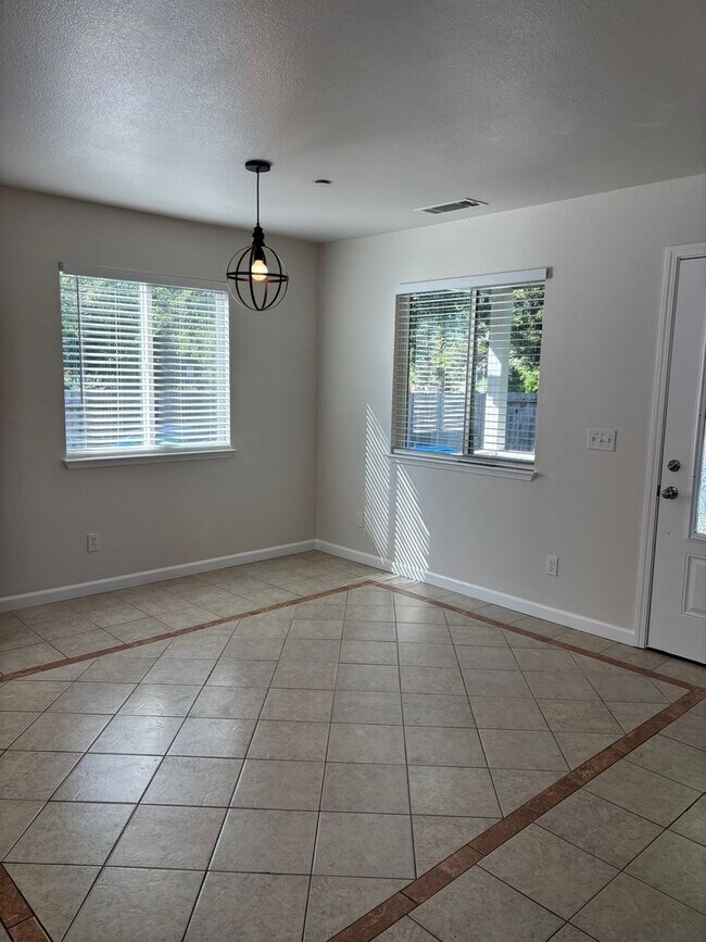 Building Photo - 3 bedroom 2 bath Rincon Valley