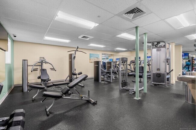 Building Photo - 421 E Hyerdale Dr