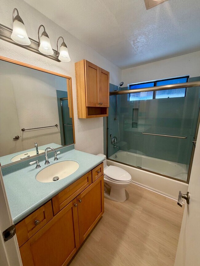 Building Photo - Prime Location! 2 Bedroom 2 Bath !