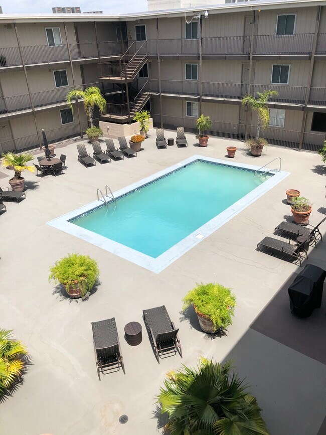 Building Photo - 500 Lake Marina Ave