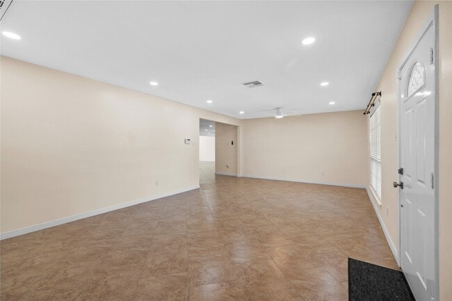 Building Photo - 10055 Westview Dr